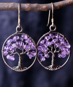 boucle d'oreilles arbre de vie en pierre naturelles violette accrochée à un arbre