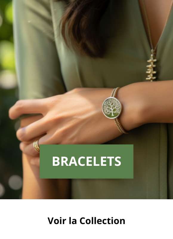 femme qui porte un bracelet en argent avec une petite médaille arbre de vie