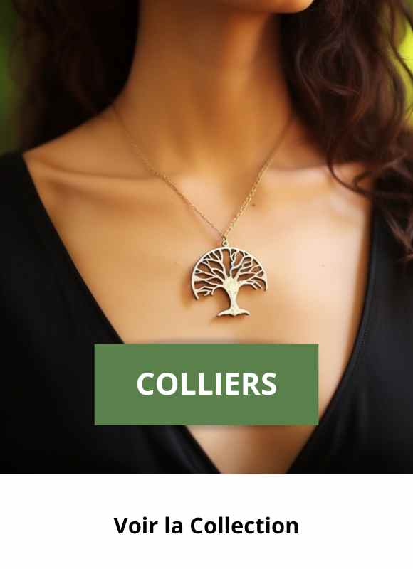 femme qui porte autour du cou un collier avec un symbole arbre de vie