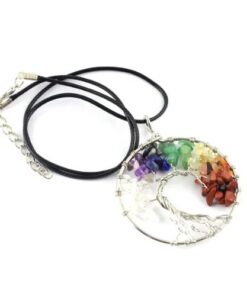 pendentif arbre de vie 7 chakras avec un collier en cuir