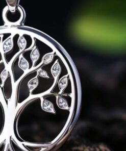 zoom sur un pendentif arbre de vie en argent