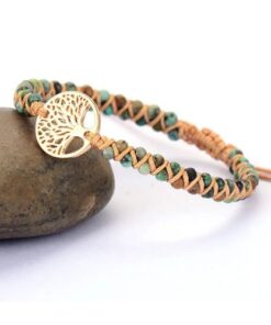 bracelet arbre de vie en or avec pierres naturelles verte sur une pierre