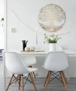 table à manger avec sur le mur en blanc un cadre en rond arbre de vie en bois