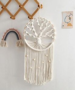 arbre de vie en macramé accroché à un porte manteau en bois