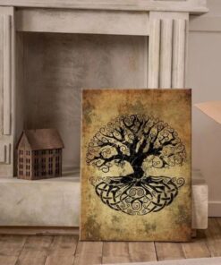 tableau arbre de vie viking posé par terre dans une maison