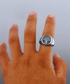 chevalière bague arbre de vie en acier inox avec un arbre celtique sur la main d'un homme