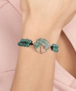 femme qui porte un bracelet arbre de vie en pierre turquoise