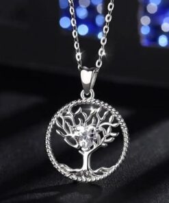 collier arbre de vie en argent avec au centre un coeur en oxyde de zirconium avec fond noir