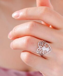 bague femme arbre de vie en forme de coeur sur un doigt