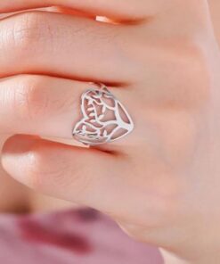 bague arbre de vie en forme de coeur argent sur main d'une femme