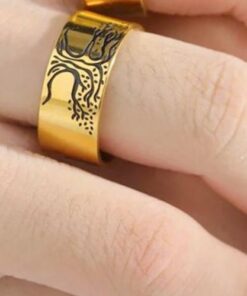 bague arbre de vie en or avec symbole viking sur main d'homme