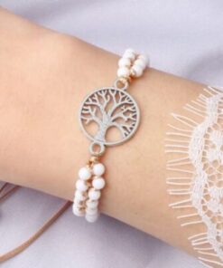 bracelet en perle blanche avec médaille arbre de vie en argent