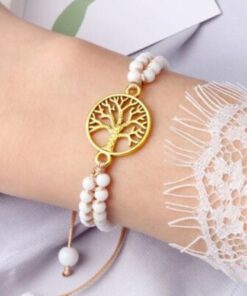 bracelet en perle blanche avec médaille arbre de vie en or