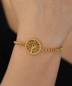 bracelet arbre de vie en or sur le poignet d'une femme