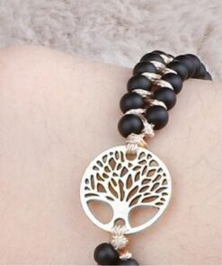 bracelet arbre de vie en perle noir attacher à un poignet