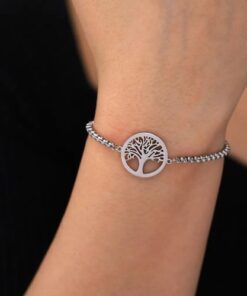 bracelet arbre de vie en acier sur le poignet d'une femme