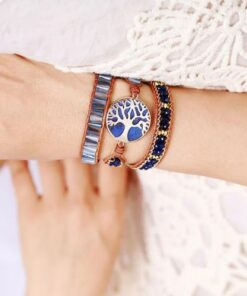 bracelet arbre de vie en tresse avec des pierres de lapis lazuly sur le poignet d'une femme