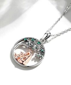 collier arbre de vie en argent avec feuilles vertes et louve sur le sol