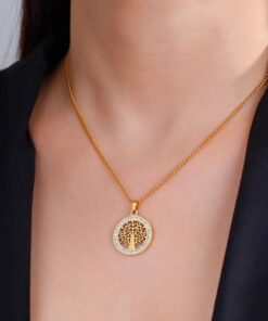 femme avec collier arbre de vie en or avec pierre de zircon