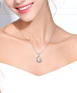 collier arbre de vie phase de lune en argent autour du cou d'une femme