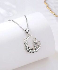 collier arbre de vie phase de lune en argent posé sur un porte bijou