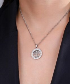 femme avec collier arbre de vie en argent avec pierre de zircon