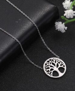 collier arbre de vie en acier posé sur une boite noir