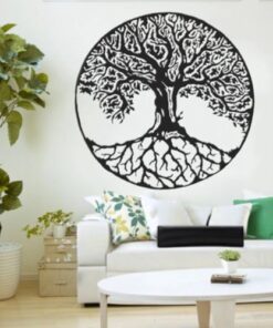 sticker arbre de vie noir et rond avec pleins de racines et de feuilles dans un salon avec un canapé blanc, une table basse blanche et une grande plante verte à gauche du canapé