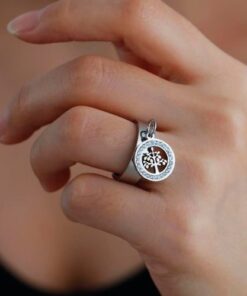 bague anneau en acier avec pendentif arbre de vie sur main d'une femme