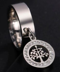 bague anneau en acier avec pendentif arbre de vie sur fond noir