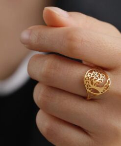 bague arbre de vie en or sur une main de femme