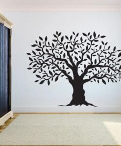 stickers arbre de vie noir avec pleins de feuilles et un gros tronc dans une chambre avec un placard et des rideaux bleus