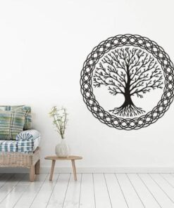 stickers arbre de vie rond noir viking dans un salon avec un canapé en bois et de couleur grise avec une table basse et une plante