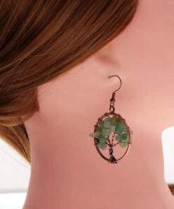 boucle d'oreille arbre de vie verte en pierre aventurine sur un modèle