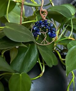 boucle d'oreille arbre de vie bleu dans une plante