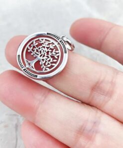 pendentif en argent arbre de vie dans une main