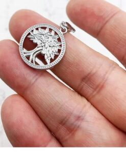 pendentif arbre de vie en argent dans une main