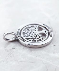 pendentif en argent arbre de vie sur le sol