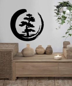 sticker arbre de vie style banzai avec cercle noir style pinceau dans un salon zen avec un meubles en bois et un fauteuil en rotin