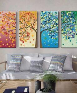 tableau en quatre panneaux avec un arbre de vie dans un salon avec un canapé en rotin