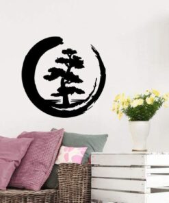 sticker arbre de vie style banzai avec cercle noir style pinceau dans un salon avec un canapé en rotin une table basse blanche et un pot avec un bouquet de rose jaune