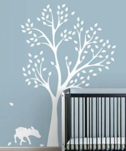 stickers arbre de vie blanc avec un petit faon dans une chambre d'enfant