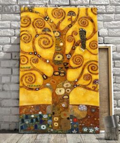 tableau arbre de vie gustav klimt avce fond jaune posé sur un mur en pierre apparente