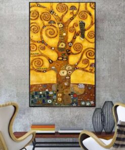 tableau arbre de vie gustav klimt avce fond jaune avec deux sièges blanc