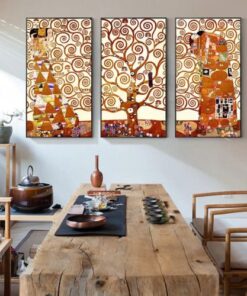 tableau arbre de vie gustave klimt dans un salle à manger avec une table en bois de chêne