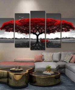 tableau en 5 panneaux avec arbre de vie rouge dans un salon avec un grand canapé d'angle