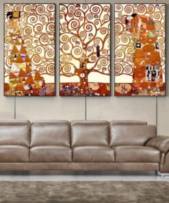 tableau arbre de vie gustave klimt dans un salon avec un canapé en cuir marron