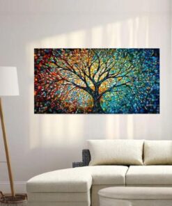 tableau arbre de vie multicolore dans un salon avec une lampe blanche style scandinave avec un canapé blanc crème