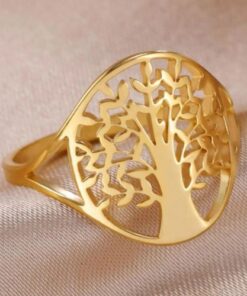 bague arbre de vie plaquée or pour femme sur une poche de velours rose